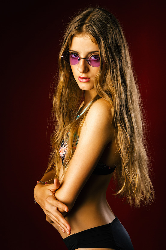 Modelka v plavkách a růžovými slunečními brýlemi