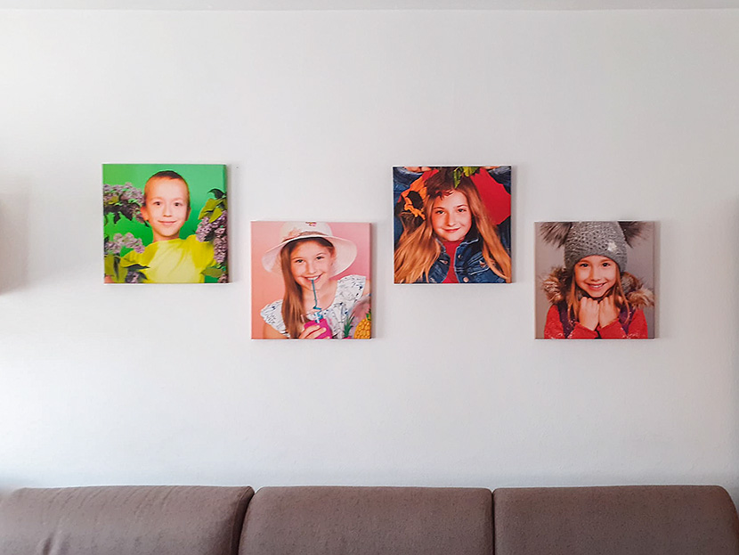 Pověšená fotoplátna portrétů vnoučat s motivem jara, léta, podzimu a zimy 