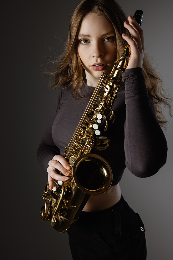 Sofia hraje na saxofon. Fotobook.